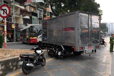 Hà Nội: Xe tải biển đỏ đâm xe máy, một người nhập viện