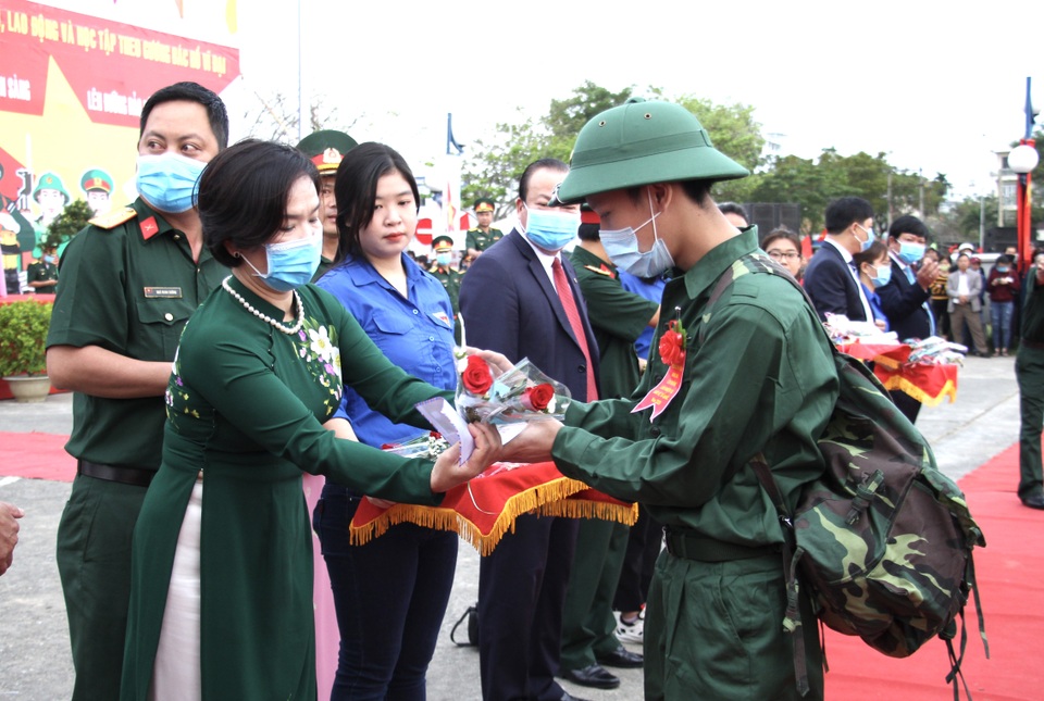 Lễ giao nhận quân đặc biệt trong mùa dịch - 13 Lễ giao nhận quân đặc biệt trong mùa dịch - 13