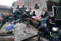 Hà Nội: Sập nhà vừa đổ mái, 1 người chết, 2 người bị thương