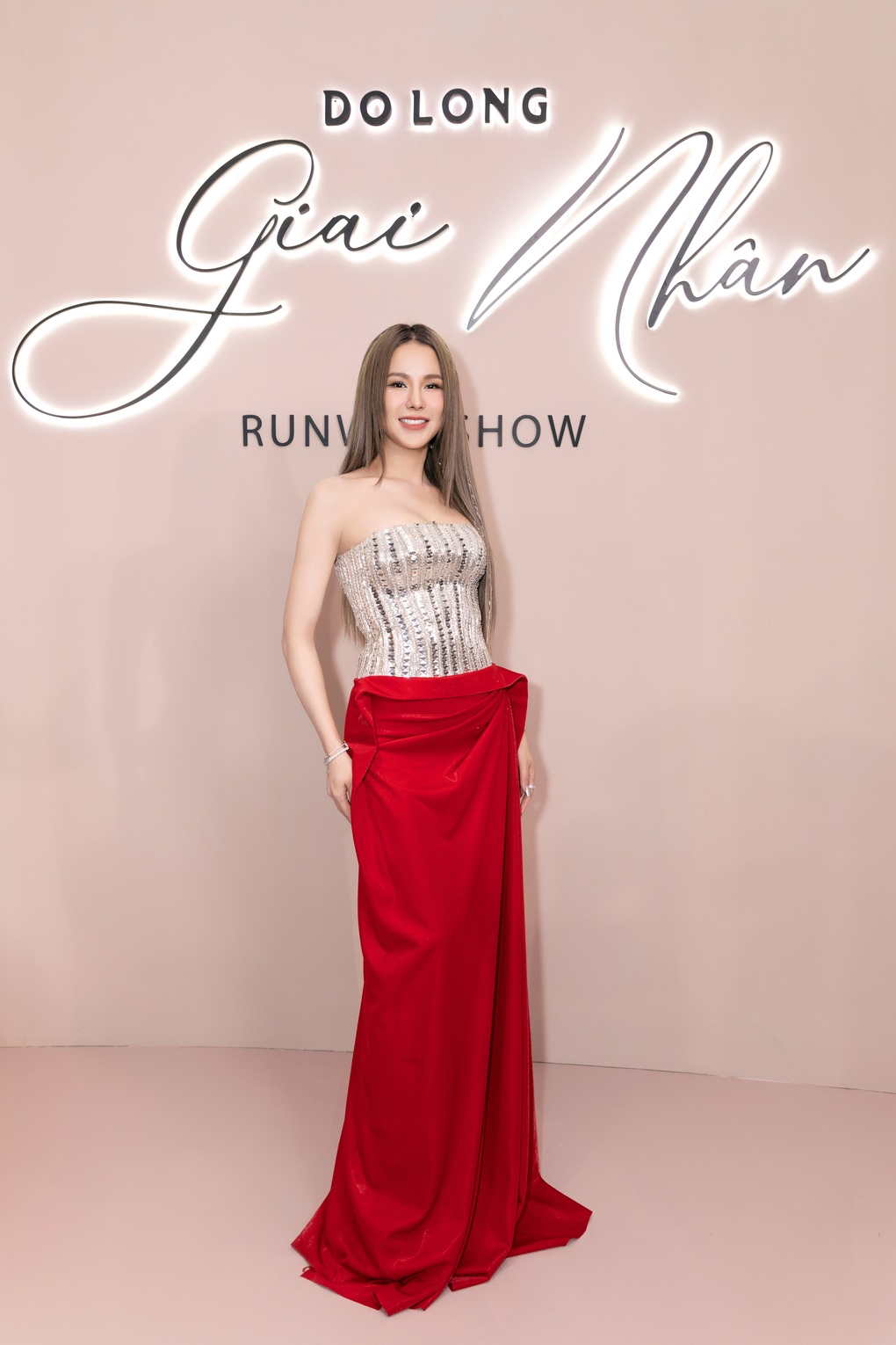 Trấn Thành đi xem show thời trang cùng Hari Won, biểu cảm gây chú ý - 12 Trấn Thành đi xem show thời trang cùng Hari Won, biểu cảm gây chú ý - 12