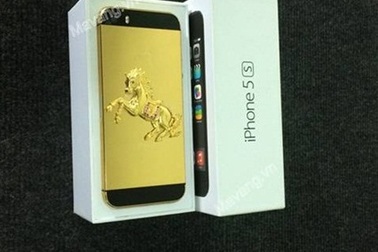 iPhone 5S mạ vàng 24K với ốp lưng đúc ngựa vàng nguyên khối