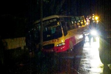 Xe buýt đâm sập tường, hàng chục hành khách hoảng loạn