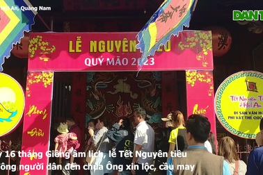 Người dân xin lộc đầu năm ở chùa Ông, TP Hội An