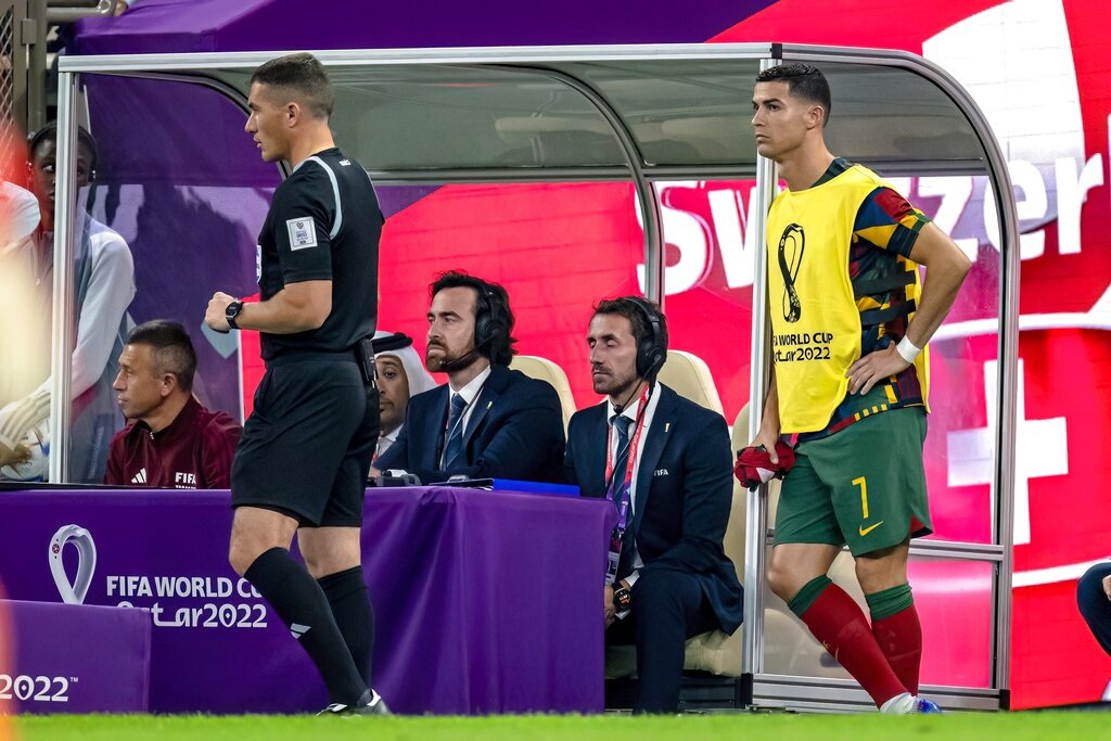 Cristiano Ronaldo dự bị ở Bồ Đào Nha: Bi kịch ngôi sao hết thời? - 1 Cristiano Ronaldo dự bị ở Bồ Đào Nha: Bi kịch ngôi sao hết thời? - 1