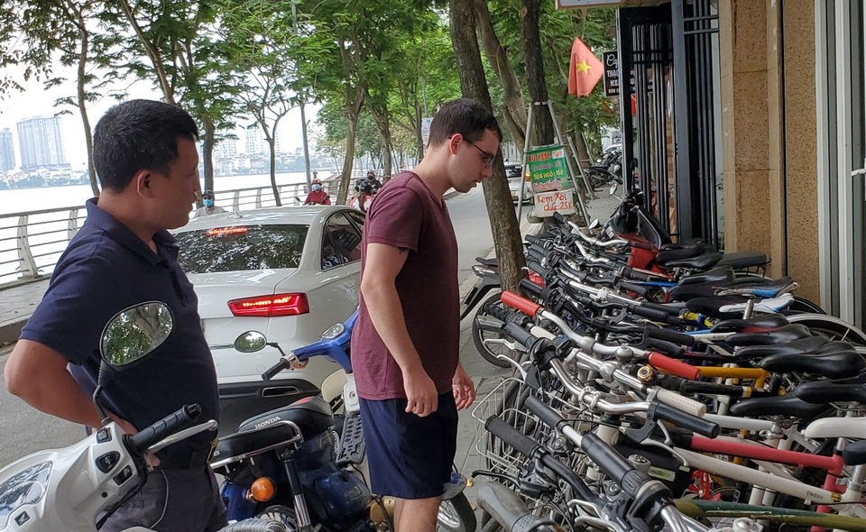 Mất việc vì Covid-19, kỹ sư, hướng dẫn viên cho thuê xe đạp quanh Hồ Tây - 2 Mất việc vì Covid-19, kỹ sư, hướng dẫn viên cho thuê xe đạp quanh Hồ Tây - 2