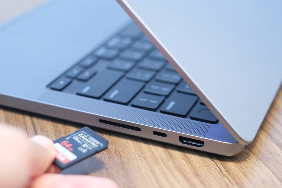 Cận cảnh MacBook Pro tai thỏ tại Việt Nam, giá hơn 50 triệu đồng - 6 Cận cảnh MacBook Pro tai thỏ tại Việt Nam, giá hơn 50 triệu đồng - 6
