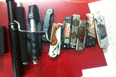 Sinh viên bán roi điện, dùi cui...