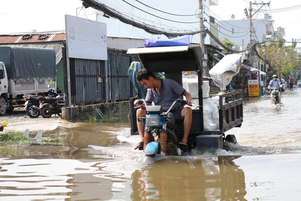 Trời không mưa, đường ở TP Thủ Đức vẫn ngập như sông - 9 Trời không mưa, đường ở TP Thủ Đức vẫn ngập như sông - 9