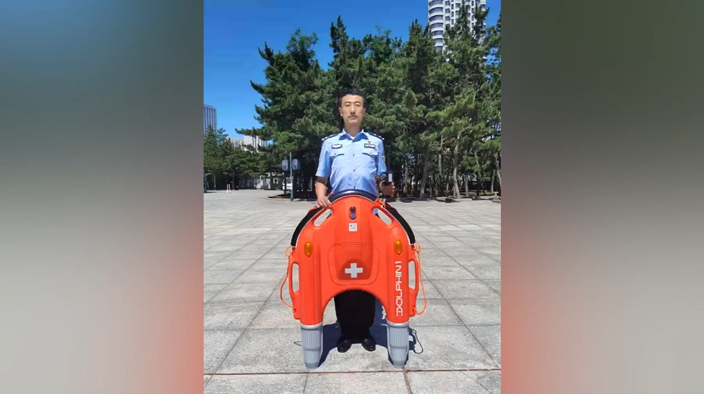 Robot cứu hộ được cảnh sát sử dụng để giải cứu nạn nhân trong sóng lớn (Ảnh: Weibo). Robot cứu hộ được cảnh sát sử dụng để giải cứu nạn nhân trong sóng lớn (Ảnh: Weibo).
