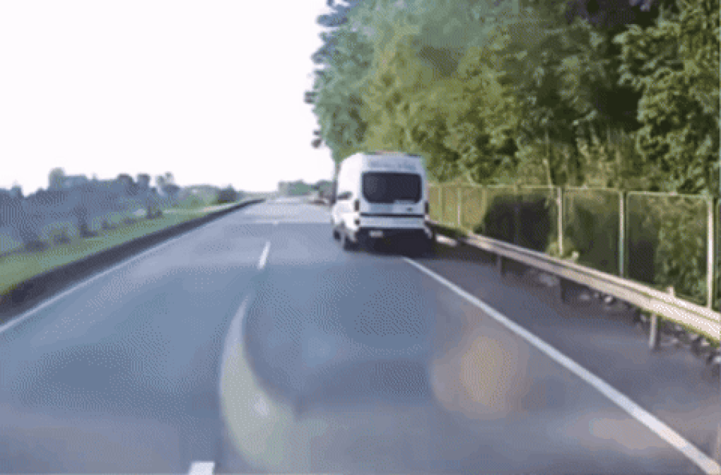 Tài xế bị phạt 11 triệu đồng vì trả khách ngay trên đường cao tốc - 1