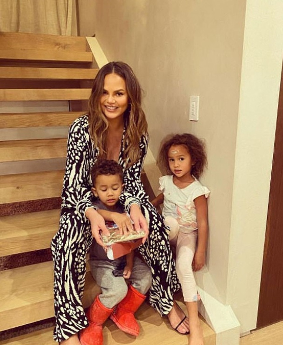 Siêu mẫu áo tắm Chrissy Teigen tiết lộ không thể mang thai lần nữa - 5 Siêu mẫu áo tắm Chrissy Teigen tiết lộ không thể mang thai lần nữa - 5
