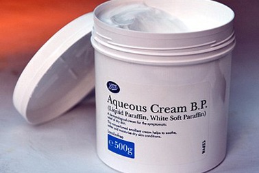 Không nên bôi kem dưỡng ẩm khi bị eczema