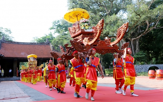 Nghi thức rước kiệu Đức Vua Lê Thái Tổ, kiệu Trung túc Vương Lê Lai từ đền thờ Vua Lê Thái Tổ và Đền thờ Trung túc vương Lê Lai về Sân rồng Chính điện Lam Kinh.