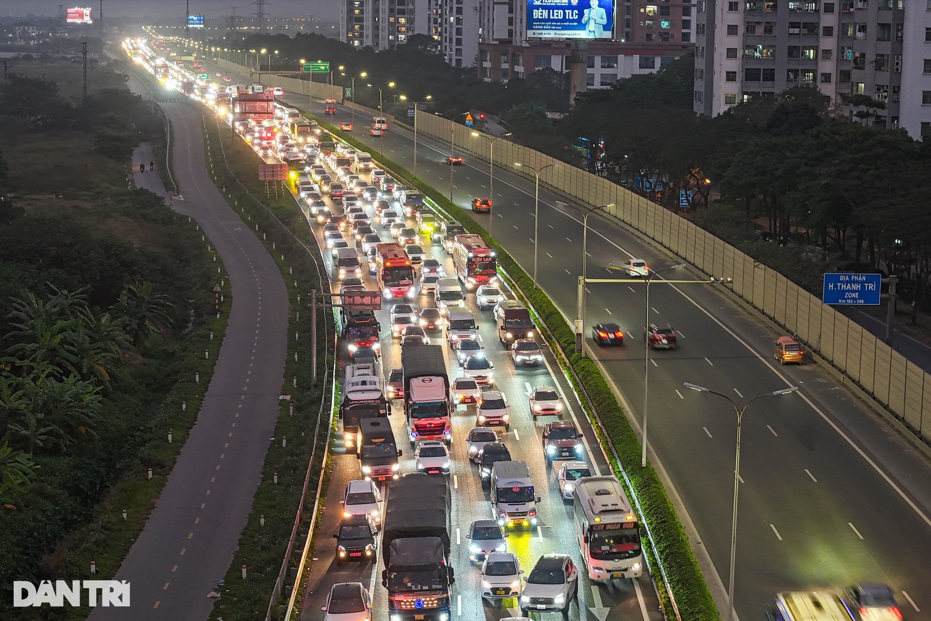 Cao tốc Pháp Vân - Cầu Giẽ ùn tắc 5km, hàng nghìn ô tô nhích từng mét - 4 Cao tốc Pháp Vân - Cầu Giẽ ùn tắc 5km, hàng nghìn ô tô nhích từng mét - 4