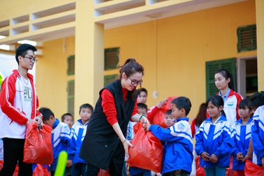 Theo chân biên đạo múa Lê Minh Thùy trong chuyến thiện nguyện đầu năm
