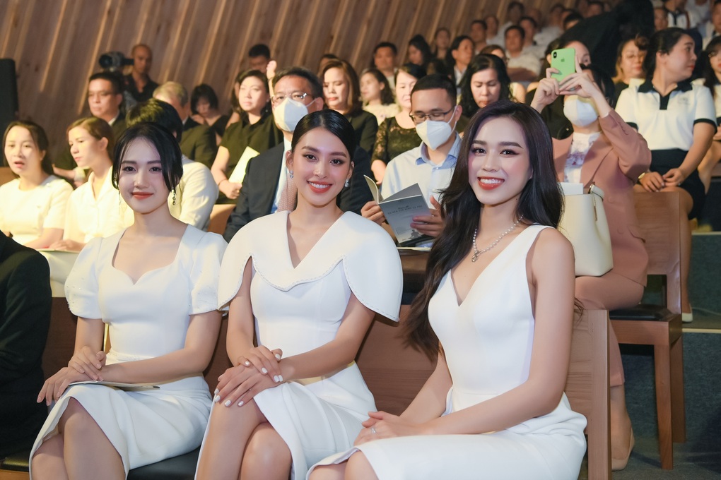 Hoa hậu Giáng My, Tiểu Vy, Đỗ Thị Hà khoe dáng với đầm trắng - 2 Hoa hậu Giáng My, Tiểu Vy, Đỗ Thị Hà khoe dáng với đầm trắng - 2