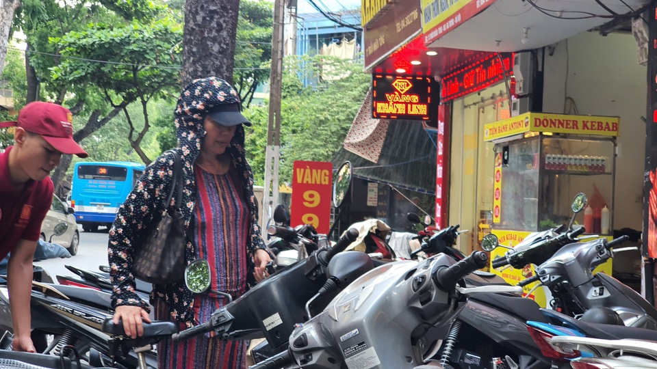 Xách bao tiền đi mua vàng, cửa hàng xin nợ vàng vì bị khách “vét” sạch - 5 Xách bao tiền đi mua vàng, cửa hàng xin nợ vàng vì bị khách “vét” sạch - 5