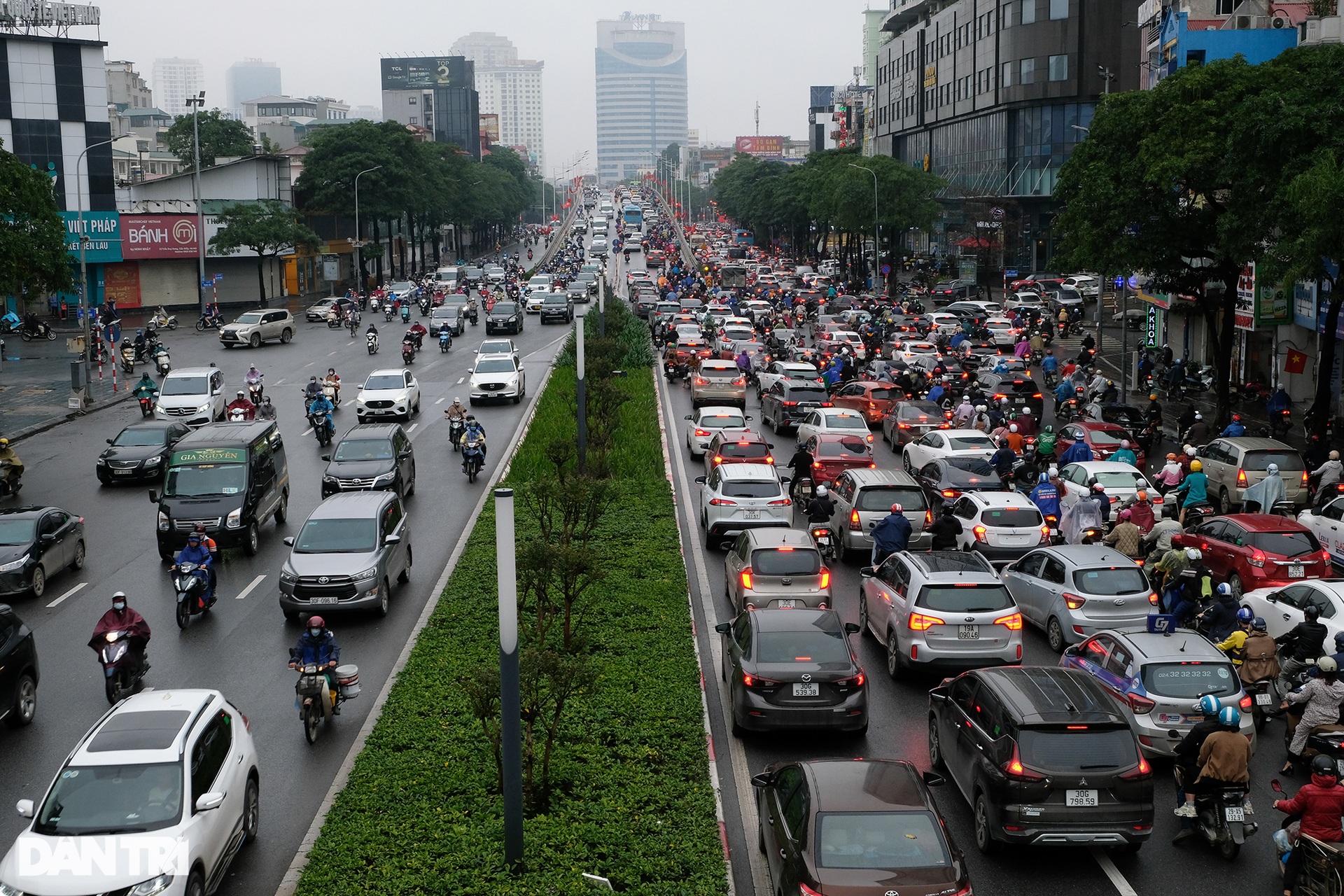 Người Hà Nội chật vật di chuyển dưới trời mưa dai dẳng và sương mù dày đặc - 5 Người Hà Nội chật vật di chuyển dưới trời mưa dai dẳng và sương mù dày đặc - 5