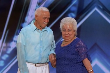 Tiết mục nóng bỏng cuồng nhiệt của cặp đôi "ông bà" khiến người xem phát sốt