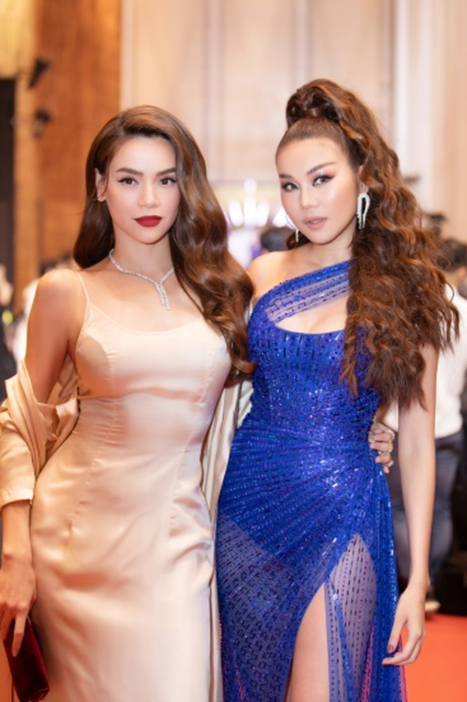Hà Hồ diện váy lụa là “đọ dáng” cùng Thanh Hằng trên thảm đỏ - 2 Hà Hồ diện váy lụa là “đọ dáng” cùng Thanh Hằng trên thảm đỏ - 2