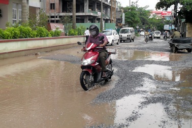 Đường Thủ đô “rùng rợn” như... đường rừng