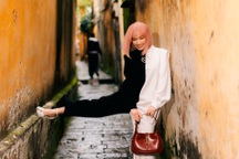 Châu Bùi gây chú ý với bức ảnh tạo dáng "lạ" giữa Hội An