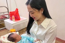 Mảnh giấy được để lại cùng bé gái sơ sinh bị bỏ bên đường