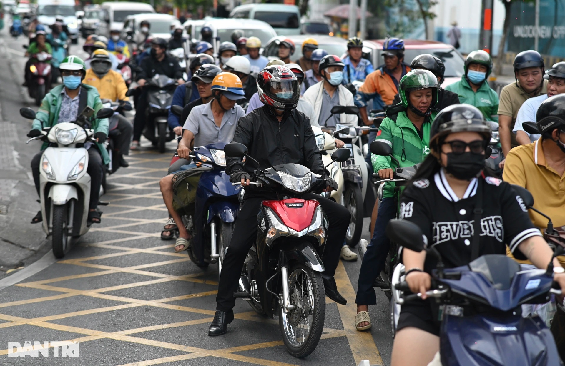 Bất chấp vi phạm giao thông, nhiều người dừng xe trên vạch mắt võng ở TPHCM - 1 Bất chấp vi phạm giao thông, nhiều người dừng xe trên vạch mắt võng ở TPHCM - 1