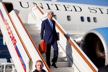 Cặp tài liệu của Ngoại trưởng Mỹ khiến Tổng thống Putin tò mò