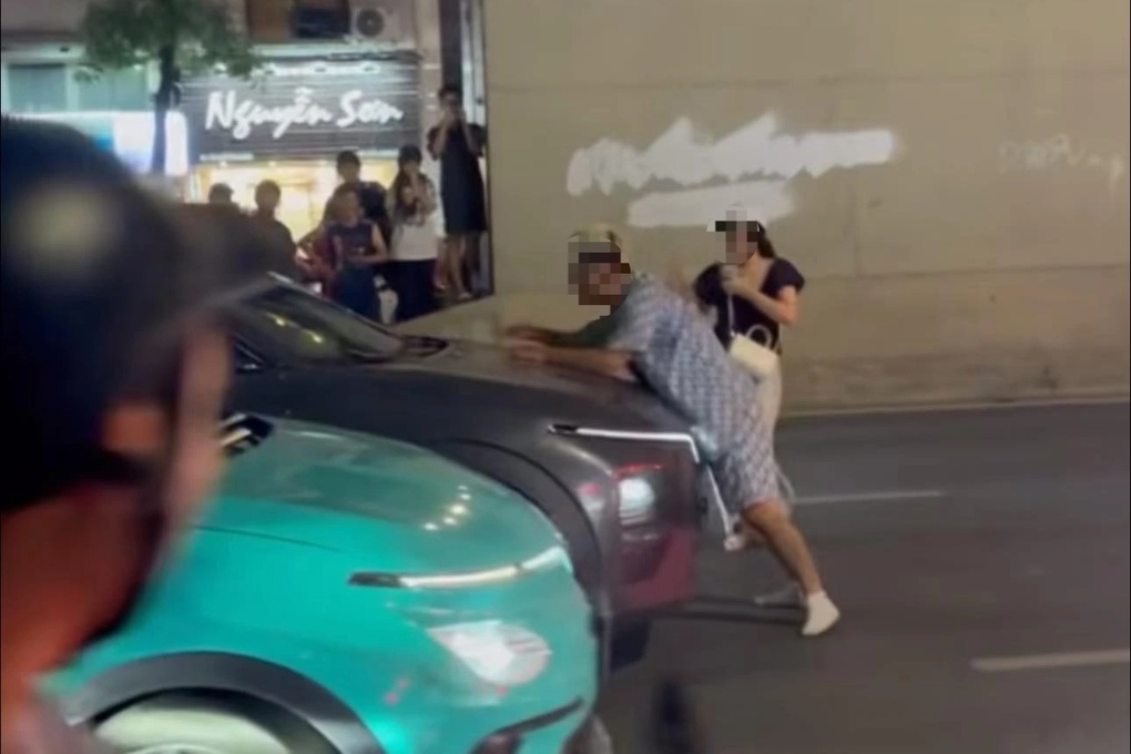 Nam thanh niên có biểu hiện lạ, ra giữa đường Hồ Tùng Mậu chặn ô tô - 1 Nam thanh niên có biểu hiện lạ, ra giữa đường Hồ Tùng Mậu chặn ô tô - 1