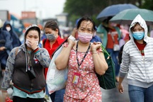 Công nhân bụng bầu vượt mặt trả phòng về quê vì... ít việc