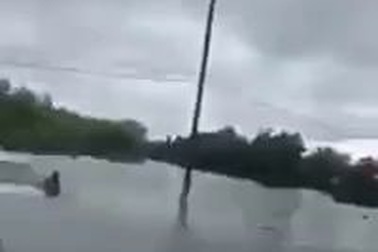 Hàng chục người nối tay nhau để cứu cụ ông bị mắc kẹt trong nước lũ khiến nhiều người thán phục