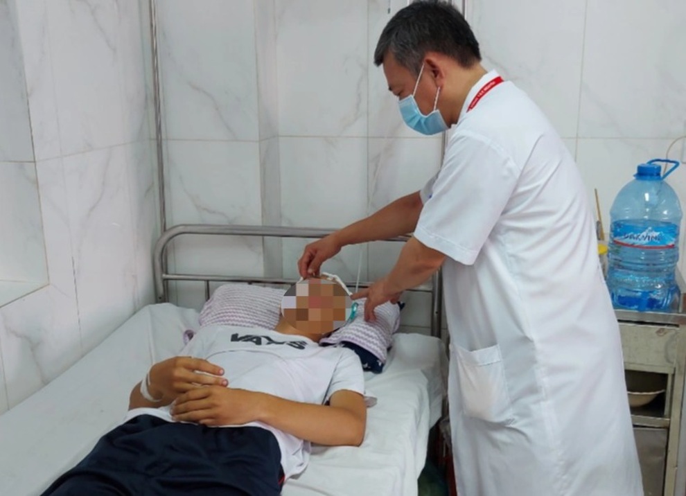 Ngã vì điện giật, nam thanh niên nứt sọ 2 bên nguy kịch - 1 Ngã vì điện giật, nam thanh niên nứt sọ 2 bên nguy kịch - 1