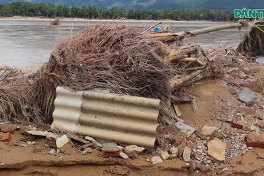 Mất đất, nhà, người dân thượng nguồn sông Vu Gia thiệt hại nặng nề