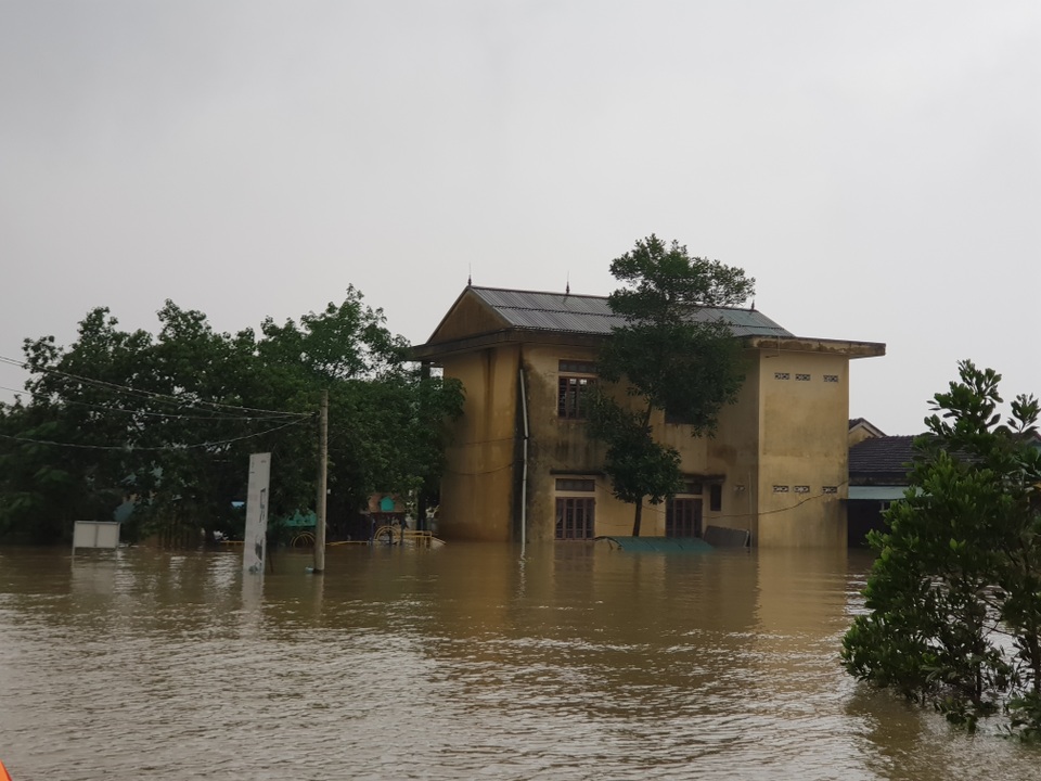 Vượt lũ, mang lương thực đến với người dân vùng thấp trũng Hải Lăng - 2 Vượt lũ, mang lương thực đến với người dân vùng thấp trũng Hải Lăng - 2