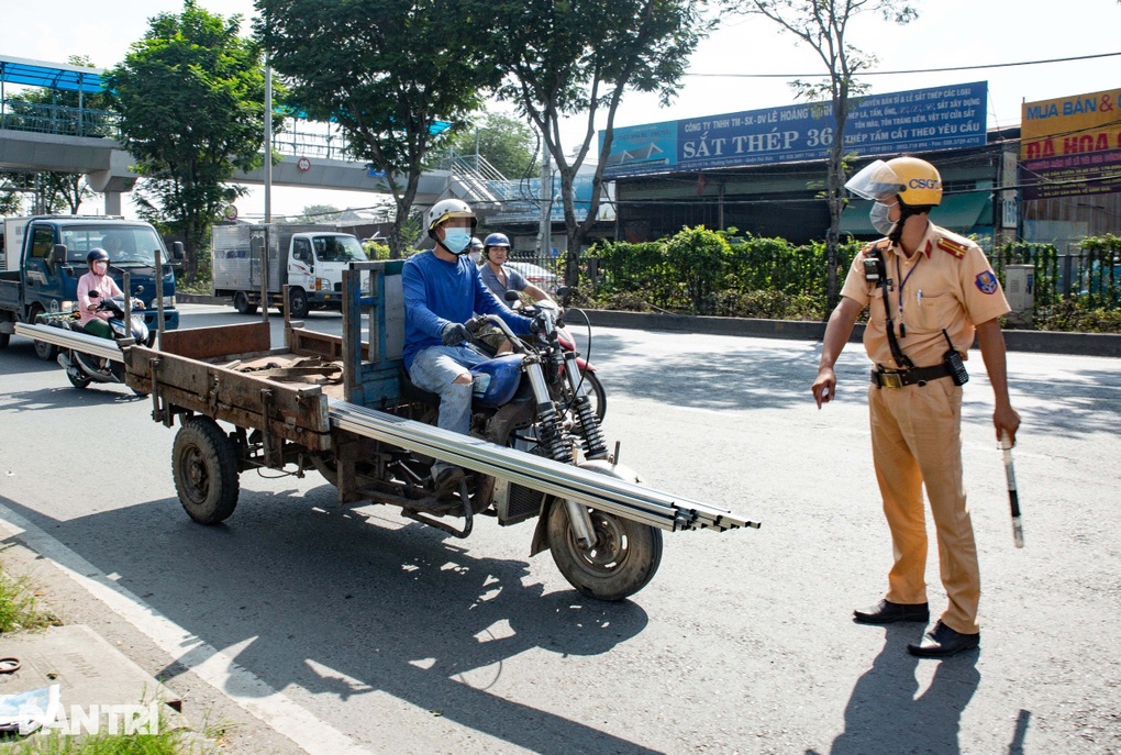 Người dân TPHCM bất an khi lưu thông cùng hung thần - 1 Người dân TPHCM bất an khi lưu thông cùng hung thần - 1