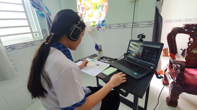 Học sinh Trường THPT Giai Xuân học trực tuyến. Ảnh: baocantho.com.vn
