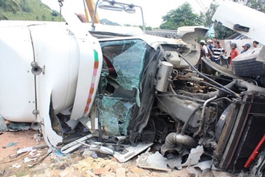 Xe container và xe khách “tan tành”, ách tắc suốt 5 giờ đồng hồ