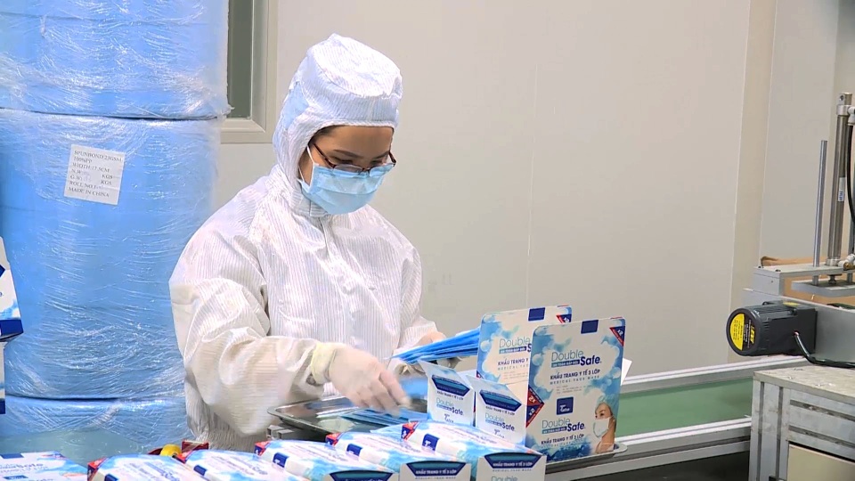 Cận cảnh quy trình sản xuất khẩu trang y tế thời dịch corona - 9 Cận cảnh quy trình sản xuất khẩu trang y tế thời dịch corona - 9