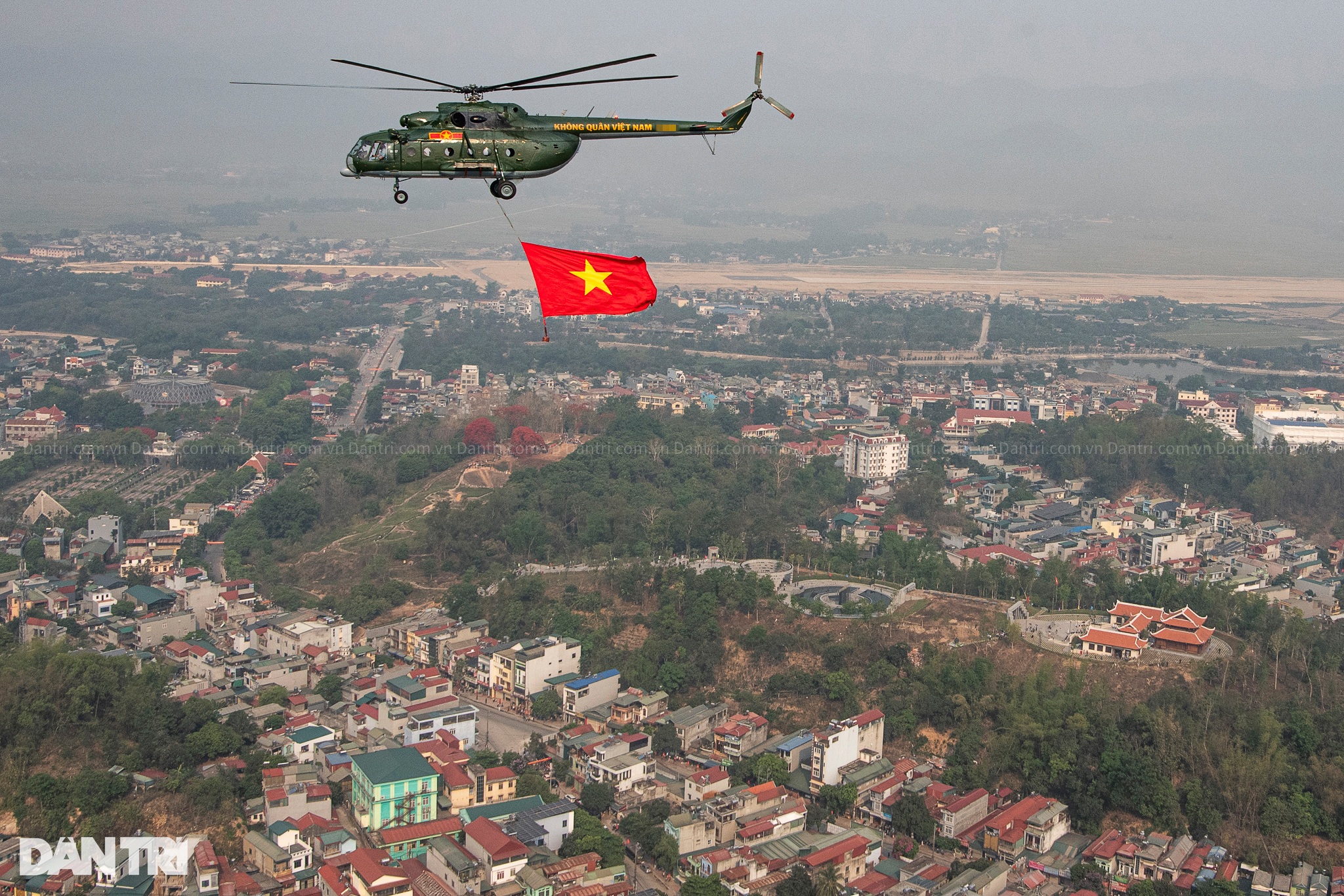 View - Hình ảnh ấn tượng 11 trực thăng Không quân Việt Nam kéo cờ ở Điện Biên | Báo Dân trí