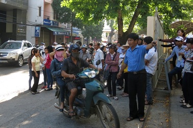 Nên có chỗ tập trung cho phụ huynh đợi con em đi thi