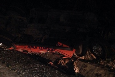 4 tiếng truyền dịch cứu người ngay trong cabin chiếc xe lật