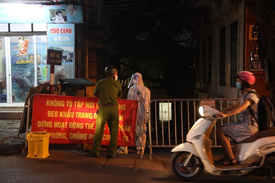 Phun khử khuẩn nơi có trường hợp nghi mắc Covid-19 trên phố Hoàng Hoa Thám - 13 Phun khử khuẩn nơi có trường hợp nghi mắc Covid-19 trên phố Hoàng Hoa Thám - 13