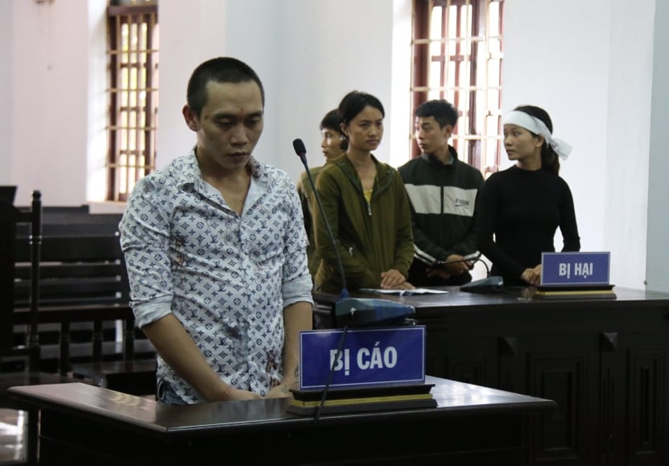 Đối tượng chiếm đoạt tiền của góa phụ Rào Trăng lĩnh 15 năm tù - 3 Đối tượng chiếm đoạt tiền của góa phụ Rào Trăng lĩnh 15 năm tù - 3