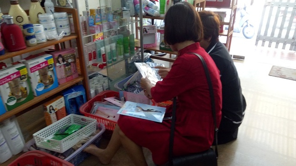 Sau lệnh “siết” hàng xách tay, bất ngờ với cảnh tượng tại phố Nguyễn Sơn - 3 Sau lệnh “siết” hàng xách tay, bất ngờ với cảnh tượng tại phố Nguyễn Sơn - 3