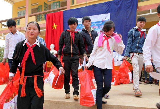 “Nâng bước chân em” đến với với trẻ em vùng cao Yên Bái “Nâng bước chân em” đến với với trẻ em vùng cao Yên Bái