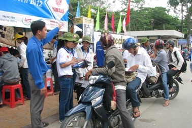 Tình nguyện viên tất bật đón sĩ tử dự thi đợt 2