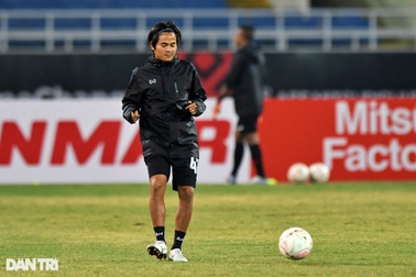 Tuyển thủ Myanmar mặc áo khoác "luyện công" dưới thời tiết lạnh tại Mỹ Đình