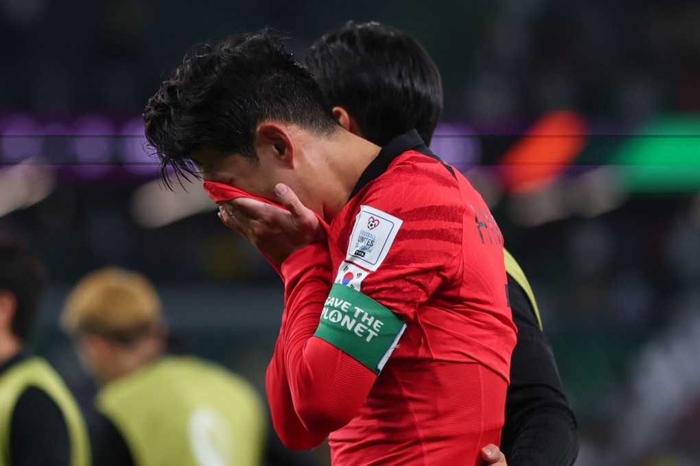 Son Heung Min khóc nức nở, HLV Hàn Quốc nhận thẻ đỏ sau thất bại cay đắng - 8 Son Heung Min khóc nức nở, HLV Hàn Quốc nhận thẻ đỏ sau thất bại cay đắng - 8