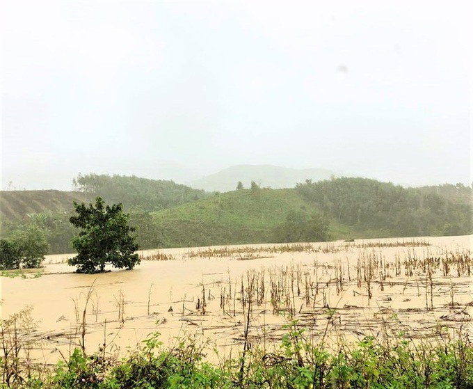 Mưa to báo động khẩn nhiều hồ chứa và lên phương án đưa dân khỏi vùng nguy cơ lở đất, lũ quét - Ảnh 2. Mưa to báo động khẩn nhiều hồ chứa và lên phương án đưa dân khỏi vùng nguy cơ lở đất, lũ quét - Ảnh 2.